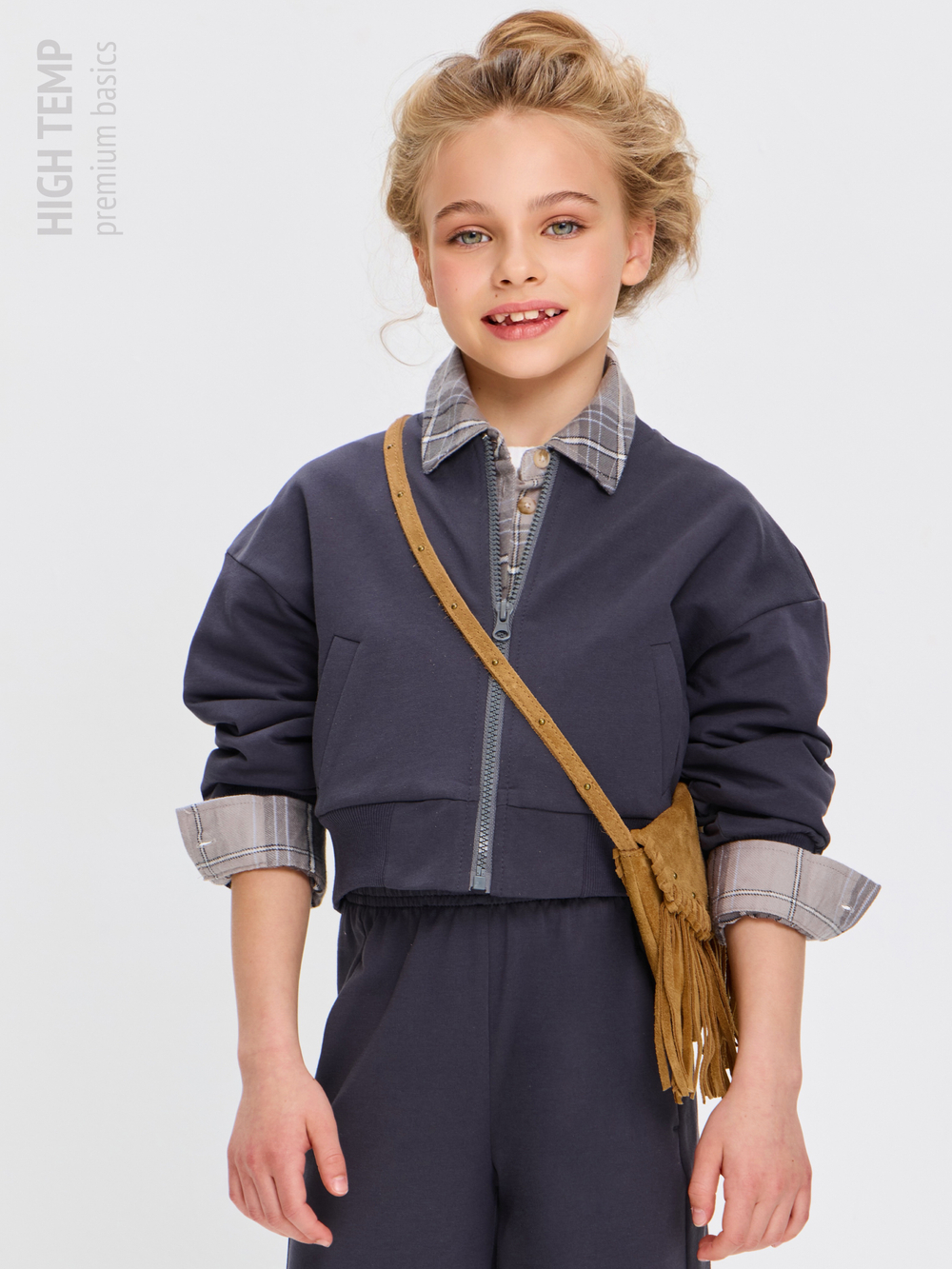 Укороченный бомбер из футера на молнии