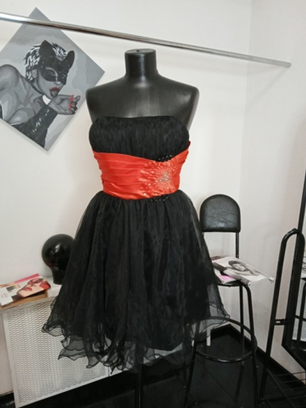 Платье короткое с пышной юбкой праздничное для особого случая.Цвет черный с красным. Размер - с 46 до 50 русский