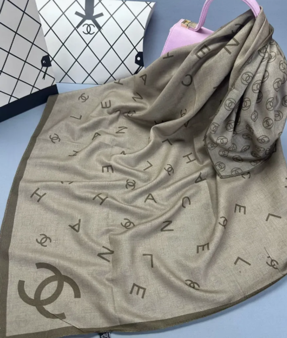 Теплый шерстяной платок Chanel