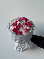 Букет из кустовых роз в ярком оттенке, диантусов, маттиолы и хризантемы