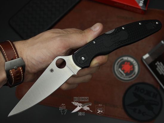 Складной нож Spyderco Police 4 C07PBK4 c клинком из стали VG-10, рукоять FRN