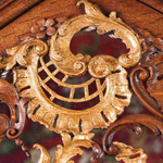 Витрина из дуба с позолотой в стиле Рококо