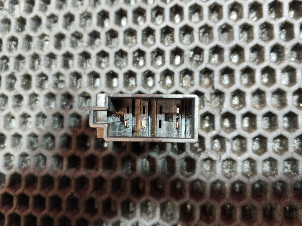 Кнопка включения горного тормоза