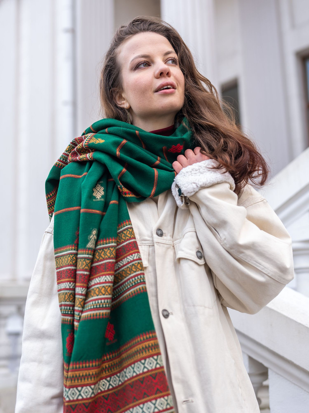 Шаль с  гуджаратской вышивкой