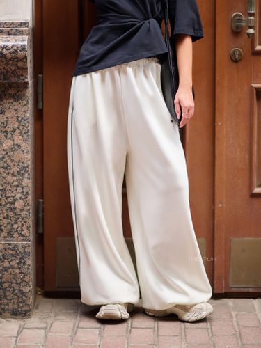 Широкие спортивные брюки молочного цвета