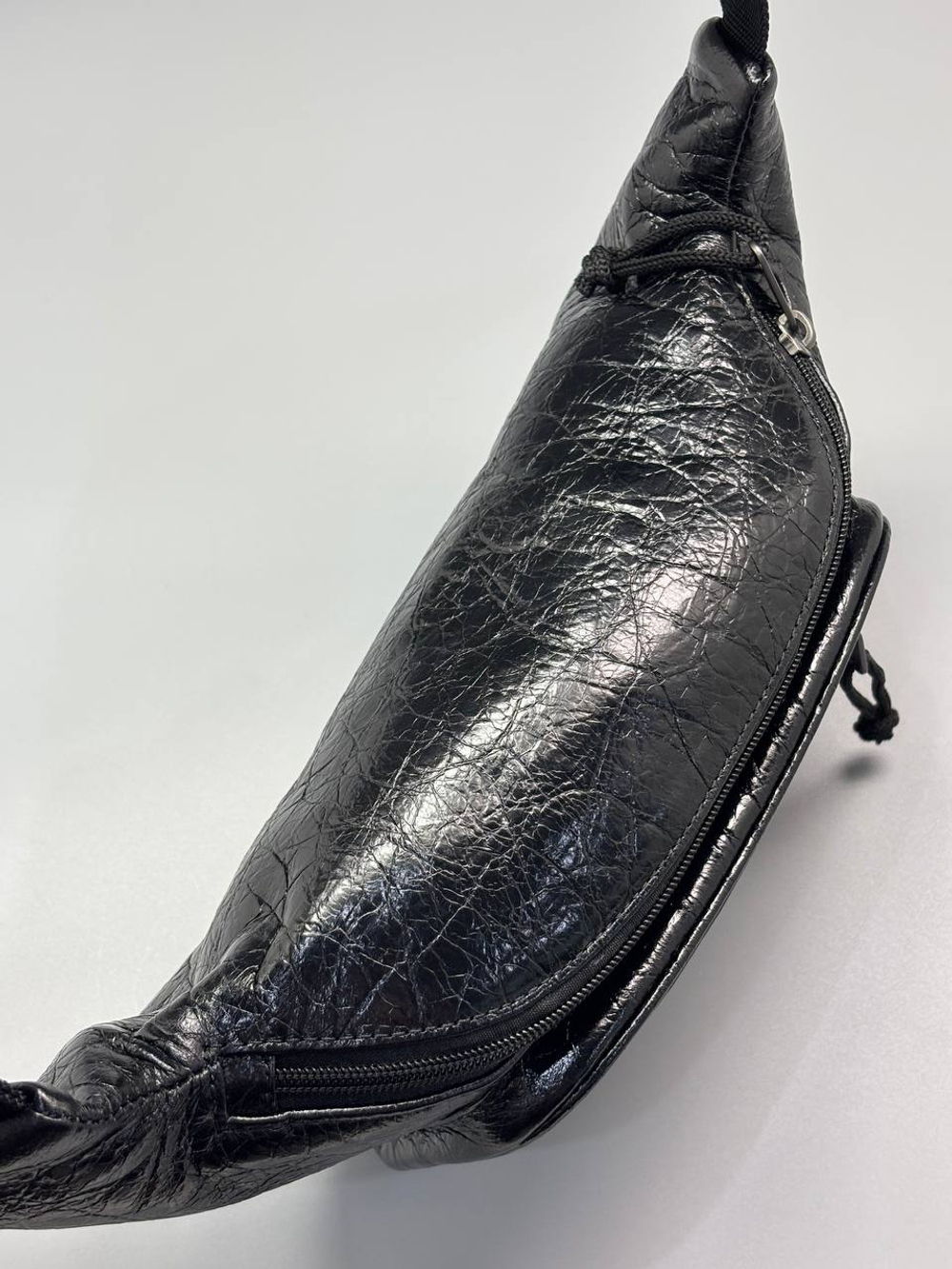 Сумка- слинг Balenciaga