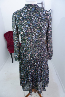 Платье Ostin модной расцветки, маркировка XS, визуально на 42 размер