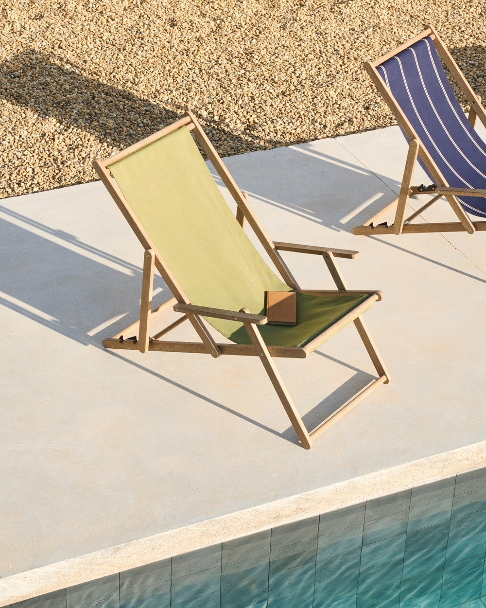 Складное кресло Vilara из акации для улицы салатового цвета