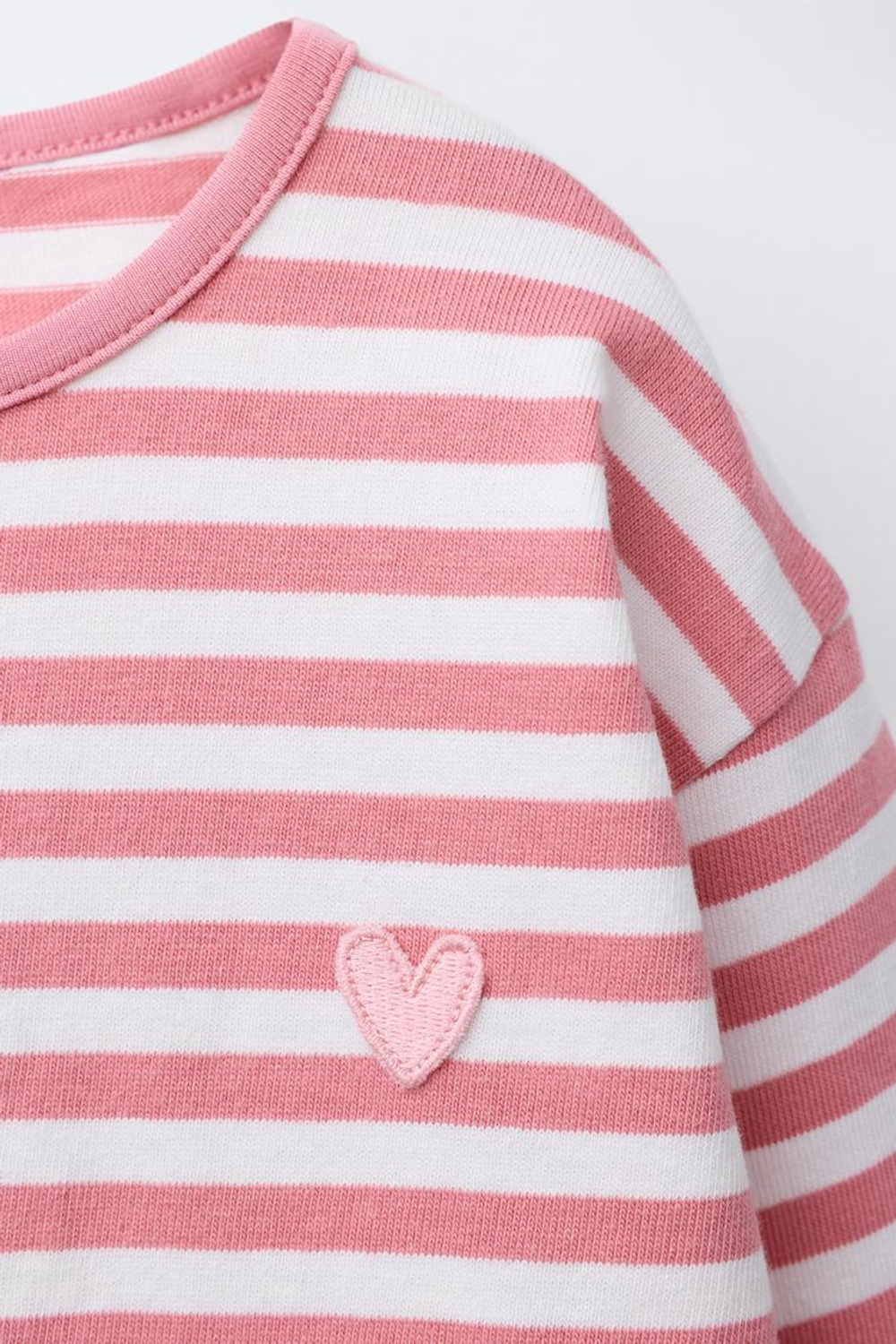 ZARA ТРИКОТАЖНАЯ ФУТБОЛКА В ПОЛОСКУ С НАШИВКОЙ «СЕРДЦЕ», СВЕТЛО-РОЗОВЫЙ
