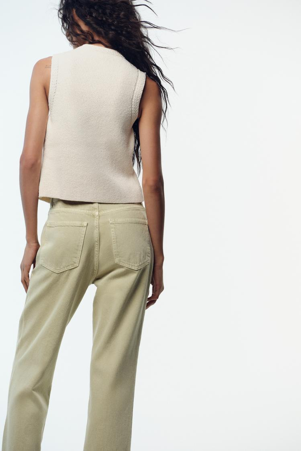 ZARA ТРИКОТАЖНЫЙ ТОП С ЗОЛОТИСТЫМИ ПУГОВИЦАМИ, СВЕТЛО-БЕЖЕВЫЙ