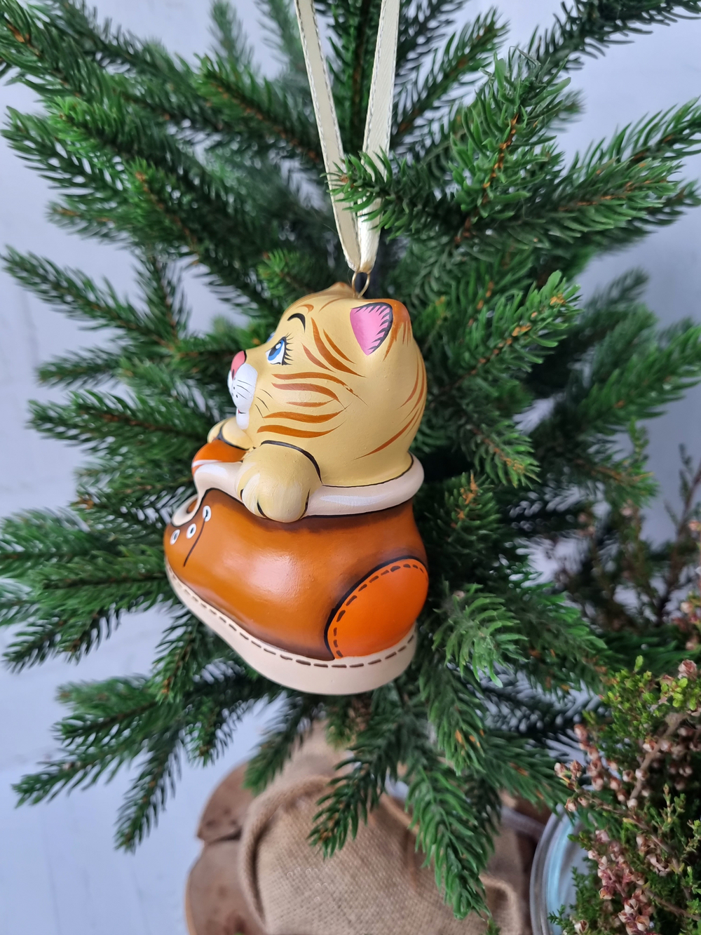 Котик в ботинке ёлочная игрушка из фарфора