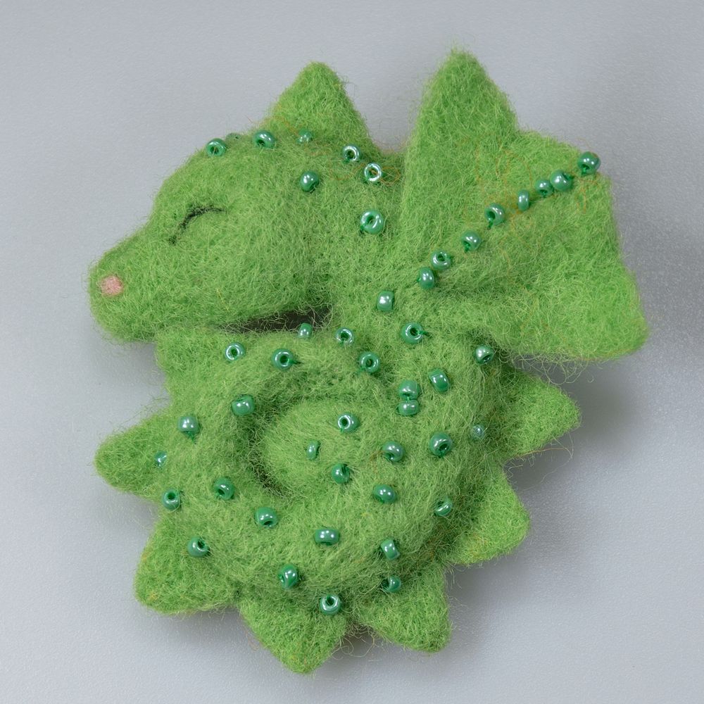 Авторская брошь Спящий дракончик