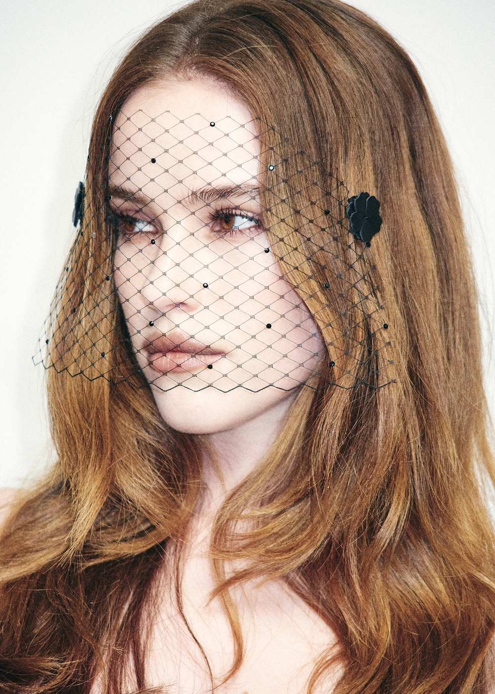 Вуаль черная с цветами из кожи