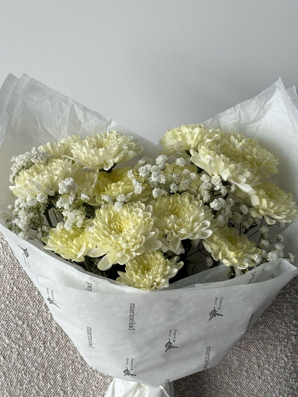 Букет из хризантемы и гипсофилы