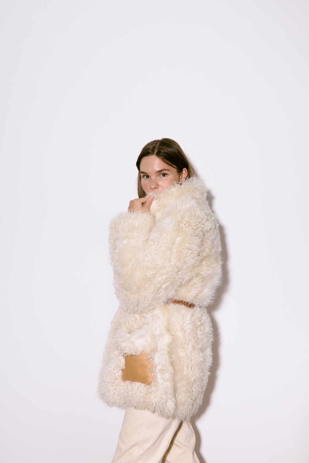 Молочная шуба с накладными карманами