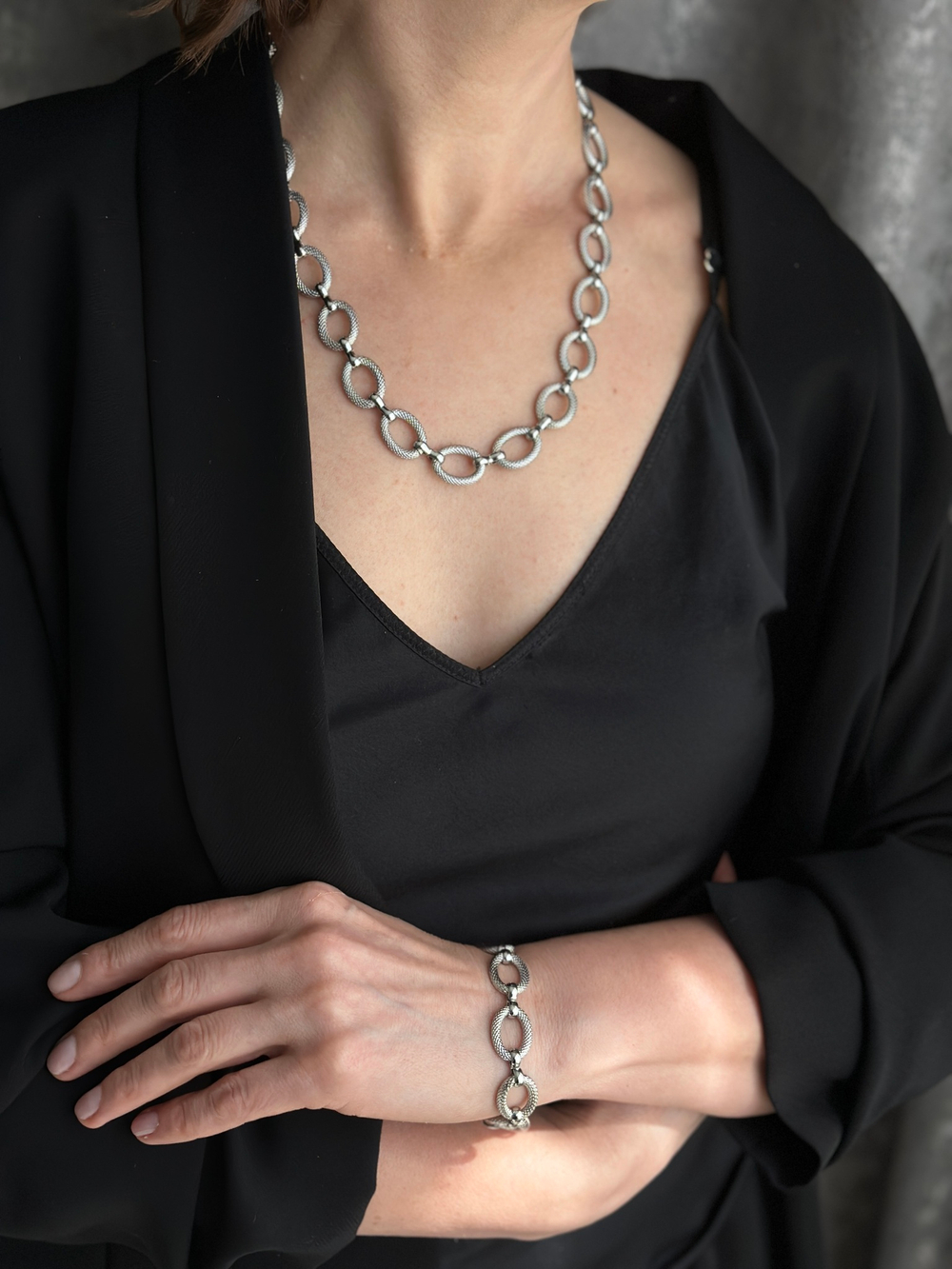 Браслет цепь из овальных звеньев с насечками с глянцевыми перемычками, оттенок серебро