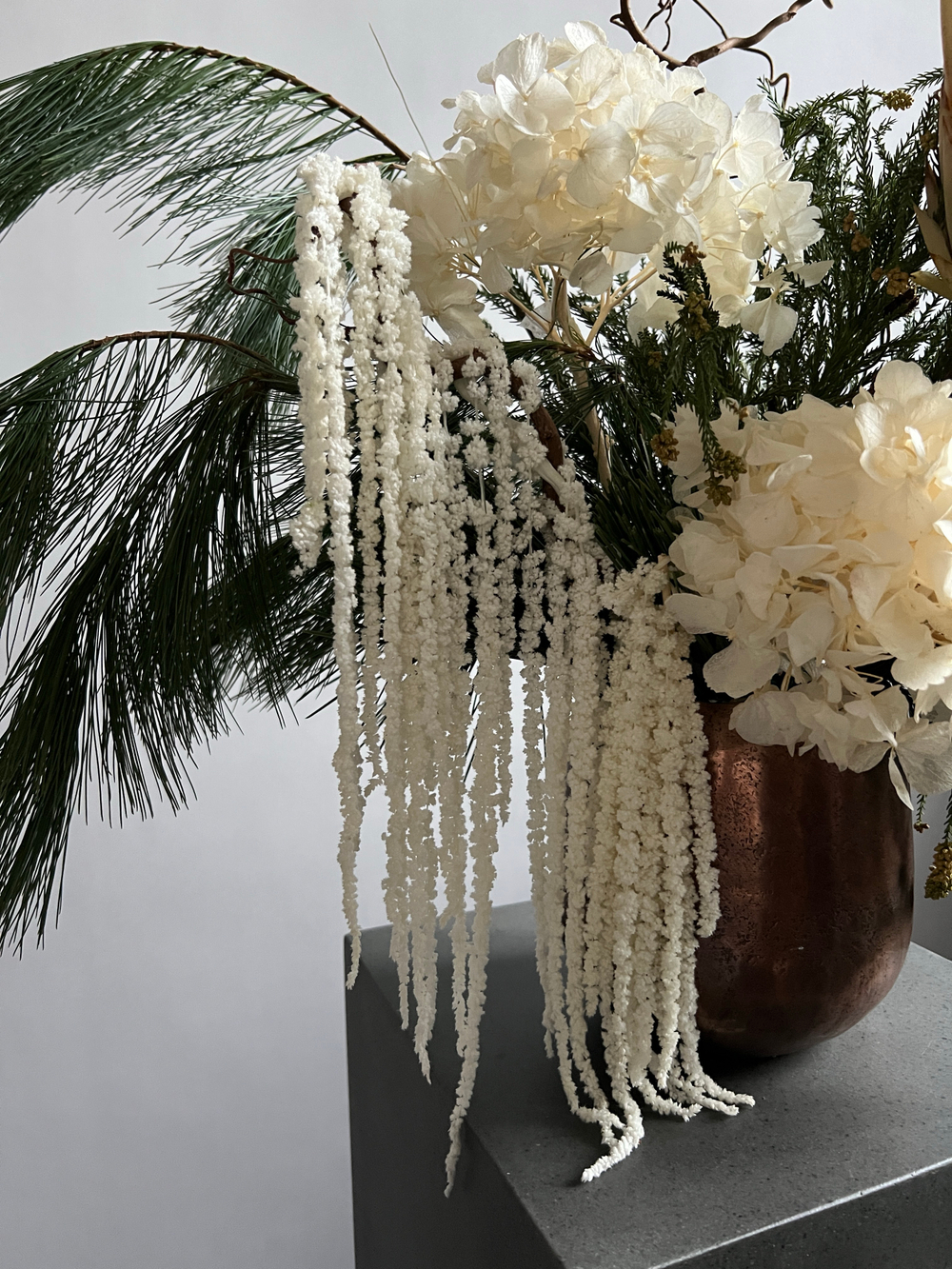 Композиция из хвойных растений "Снежный лес"