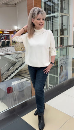 Белый джемпер со стразовым принтом и укороченными рукавами