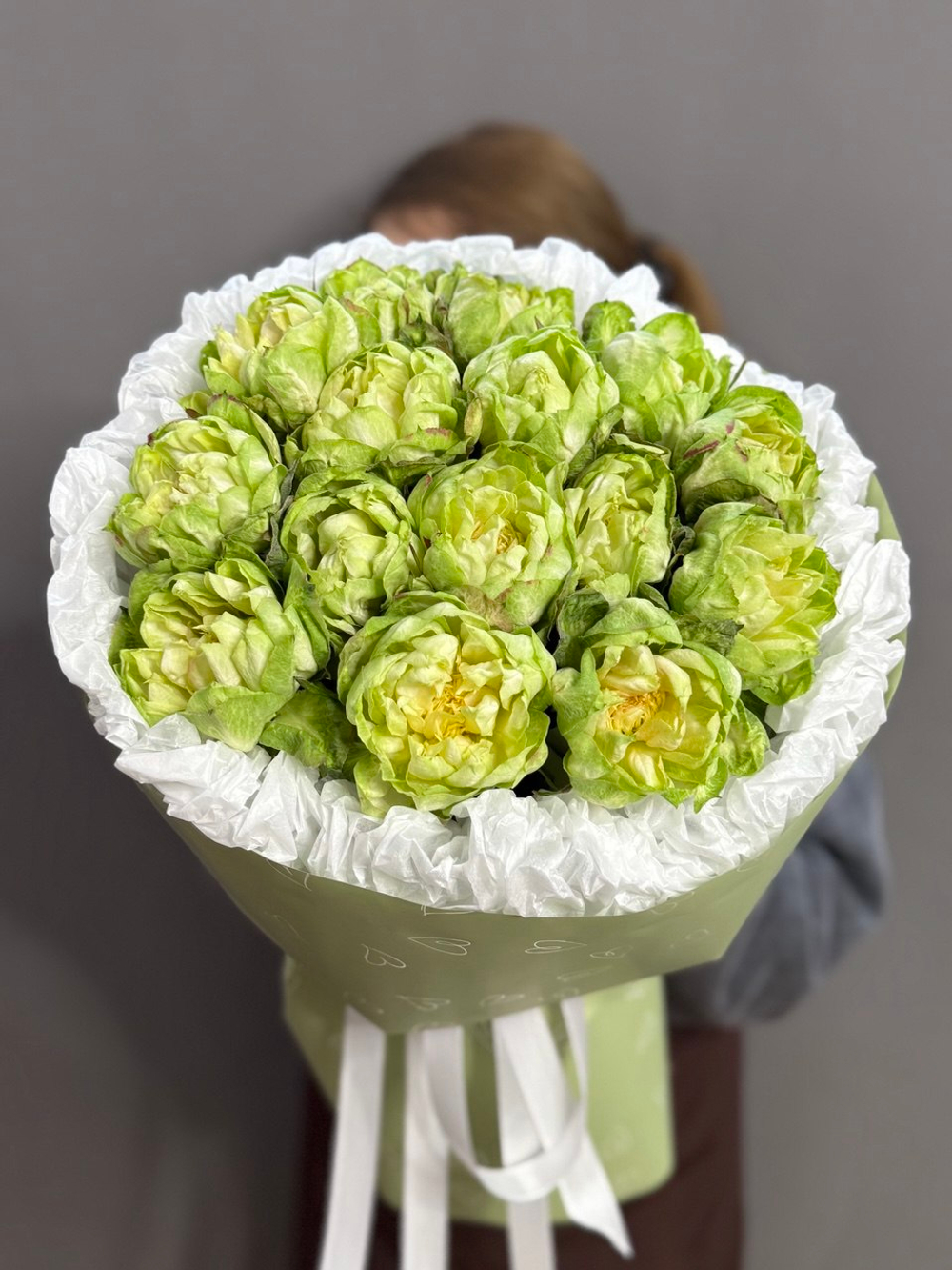 Монобукет из 15 пионовидных роз сорта "Вегги"