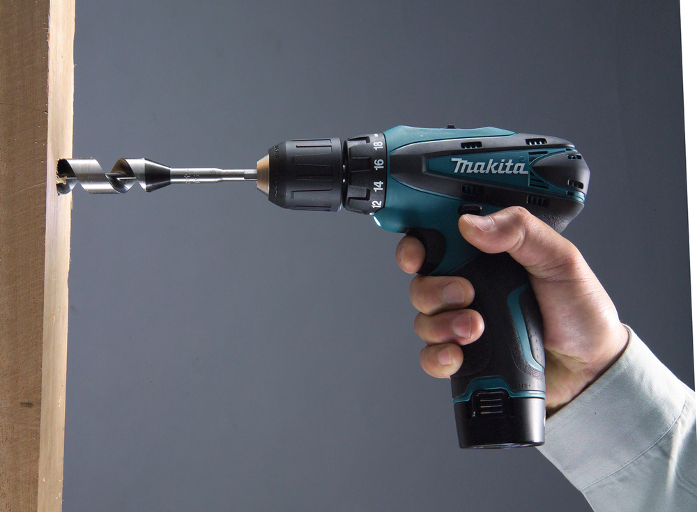 Аккумуляторная дрель-шуруповерт DF330DWE 10,8В 24/14 Нм •0-350/ 1 300 об/мин