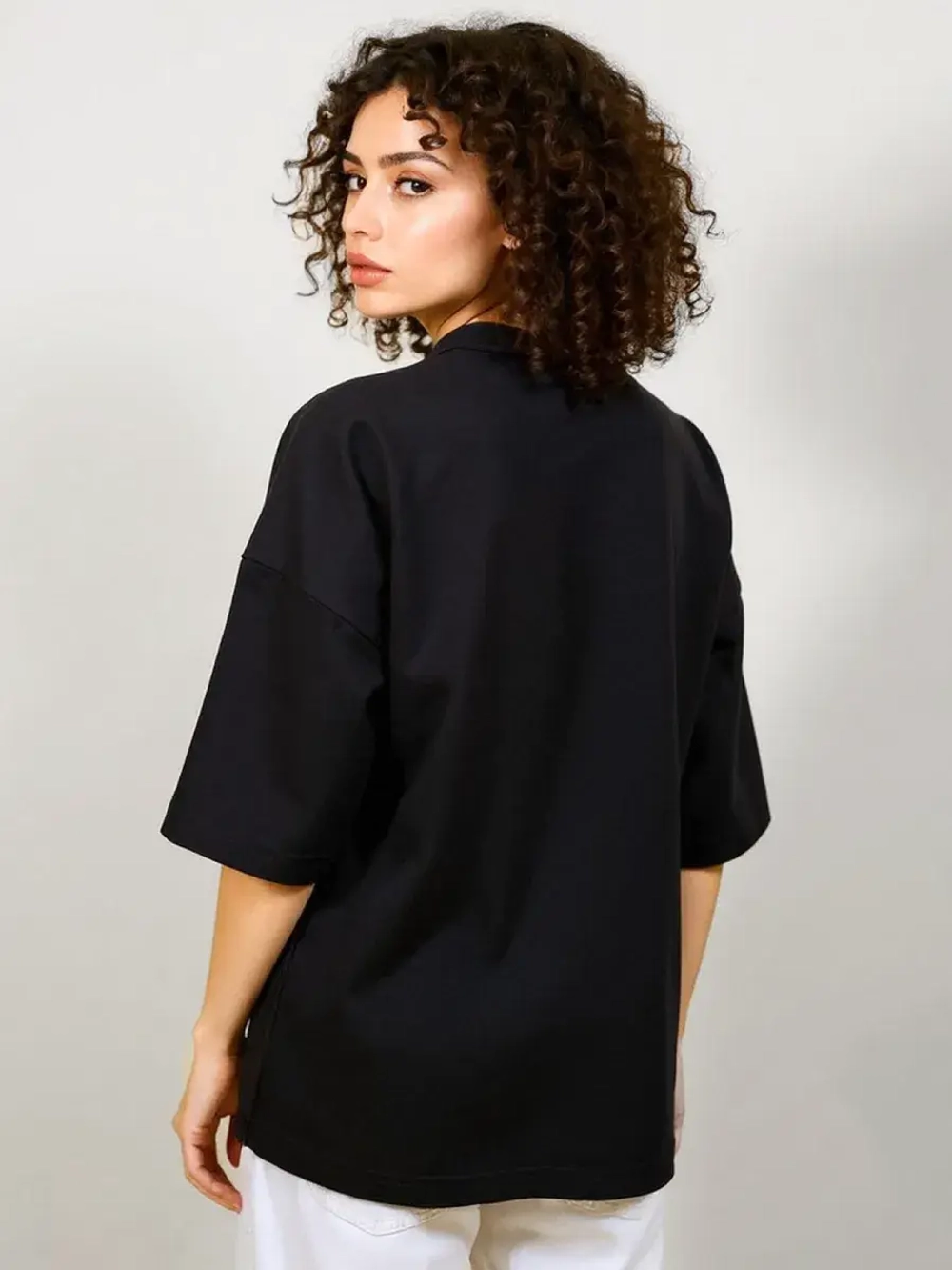 Футболка оверсайз с принтом и обрезной горловиной