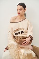 СВИТШОТ НА ОДНО ПЛЕЧО «WINNER» КРЕМ-БРЮЛЕ