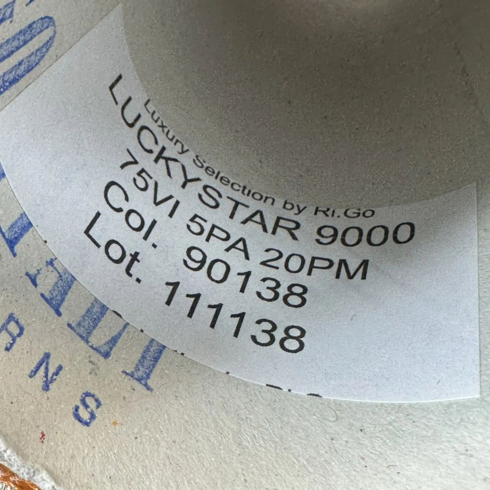 LUCKY STAR - Luxury Selection by Ri.Go; 75% вискоза, 5% п/а, 20% люрекс с утолщениями; 900м/100гр; col. 90138, цвет: светло-оранжевая нить с золотым люрексом;