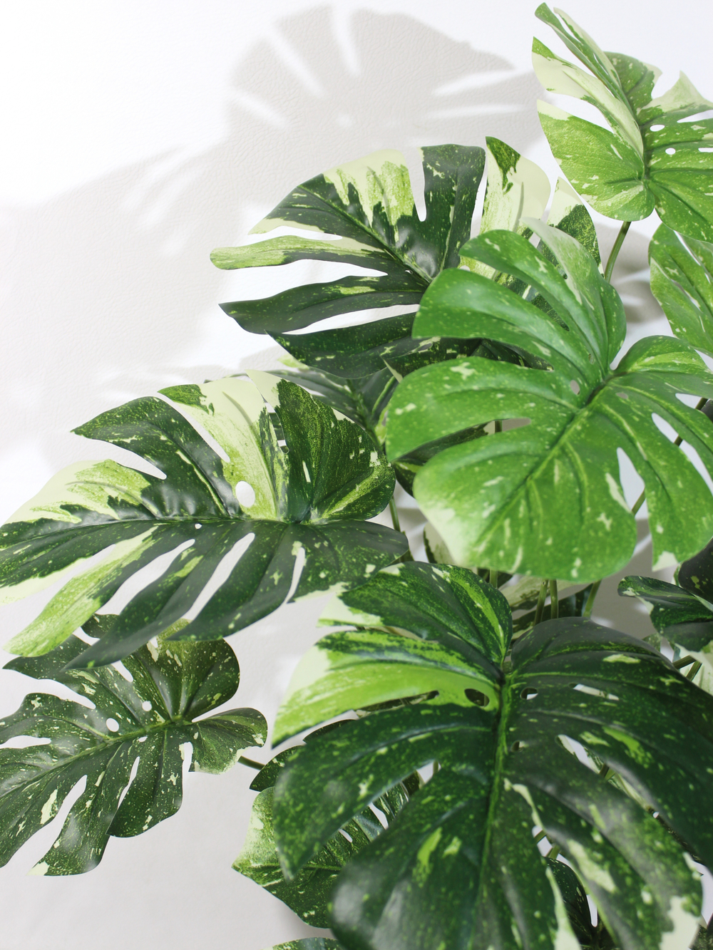 Искусственная Монстера Тайское созвездие 65см в кашпо