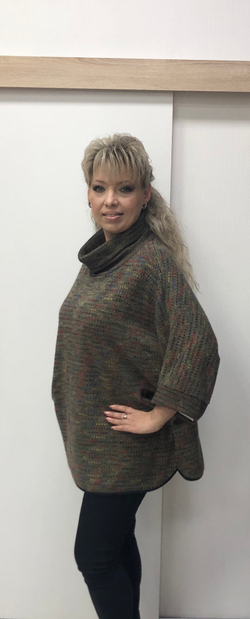 Креативный светлый джемпер с кармашками и хомутом