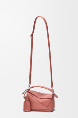 Loewe Сумка-мини Puzzle Featherlight из овечьей кожи наппа, красноватый