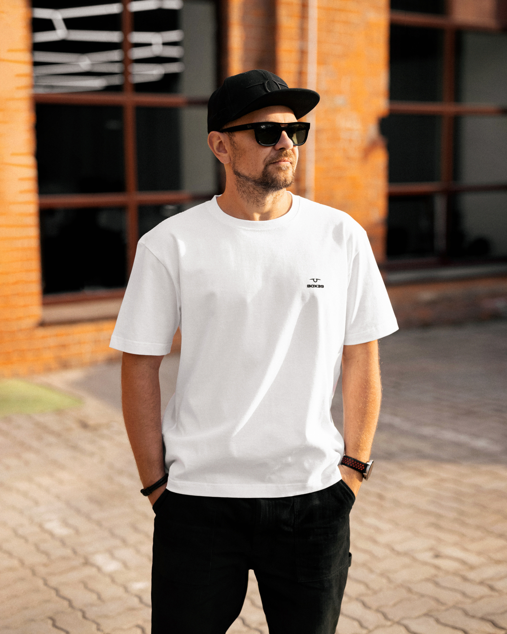 Футболка белая с лого на груди S