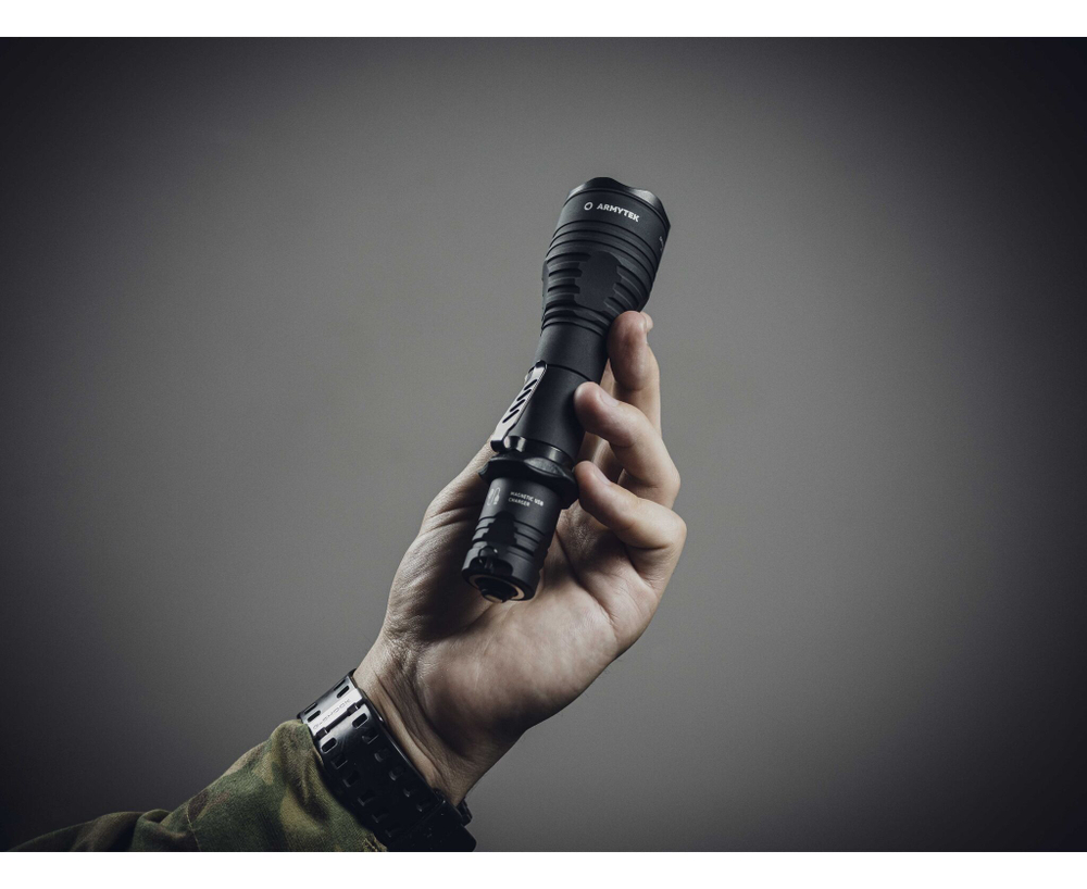 Фонарь тактический Armytek Viking Pro Magnet USB, XHP50.2, Теплый, 2050 лм, 1x18650 (в комплекте)