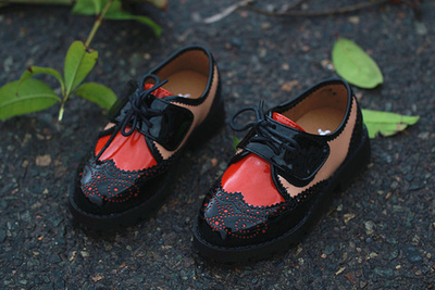 Туфли трехцветные из лаковой кожи на липучке с перфорацией