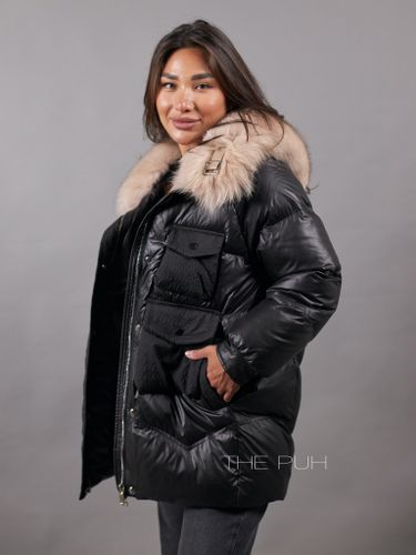 Черный женский пуховик с меховым воротником бежевого цвета