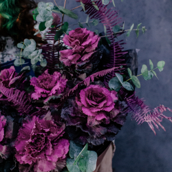 54. Дерзкий насыщенный букет с брассикой