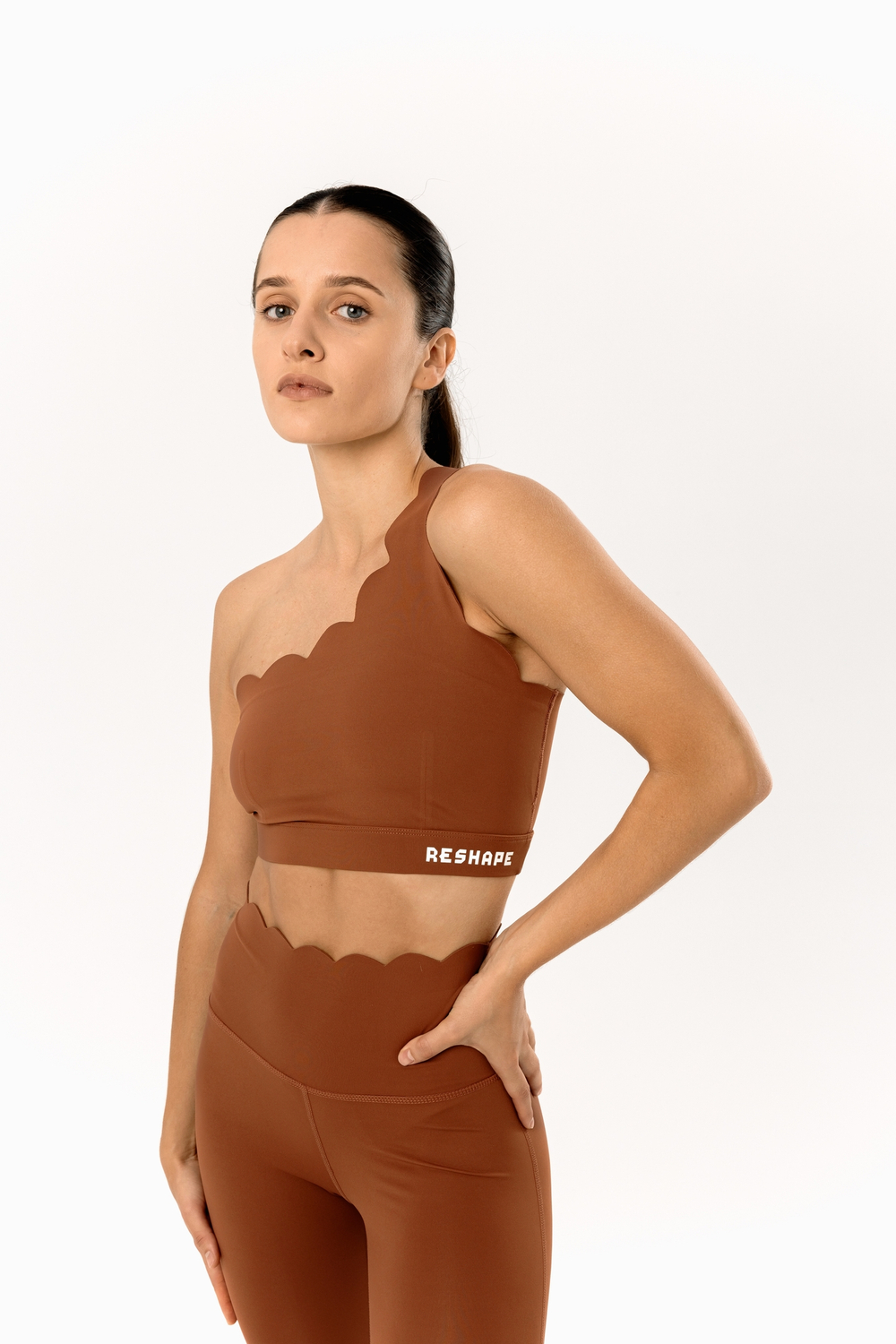 Костюм утягивающий с легинсами и топом с волнообразными краями