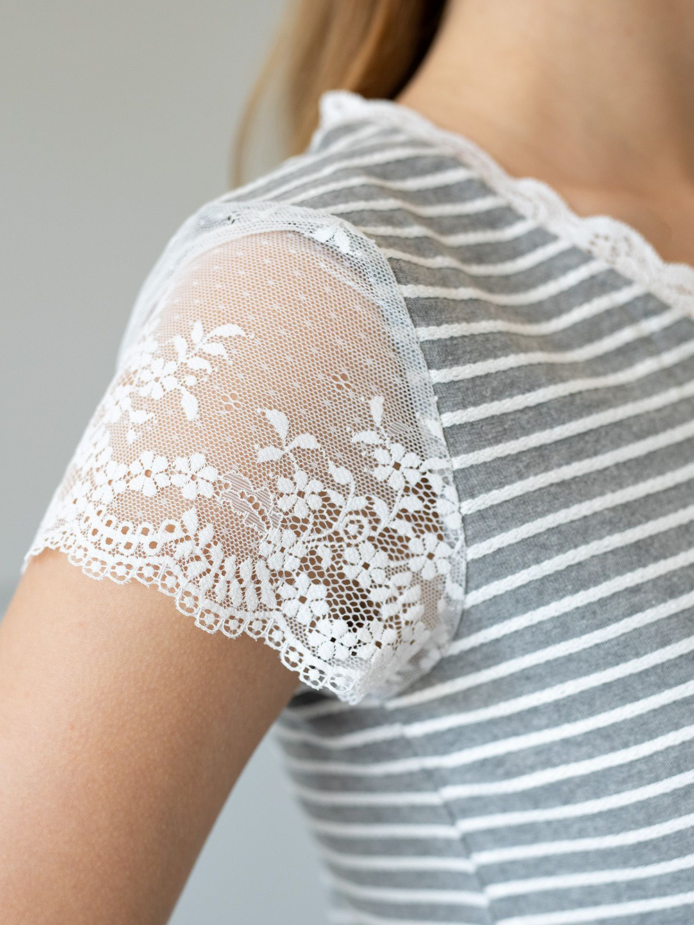 Женский домашний костюм-пижама с кружевом (Размер: M) (Цвет: серый с белым)