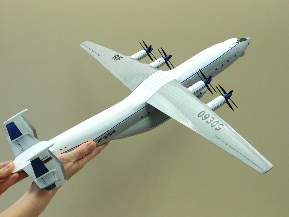 Модель самолета Ан-22 (М1:100, ВТА России, RA-09309)