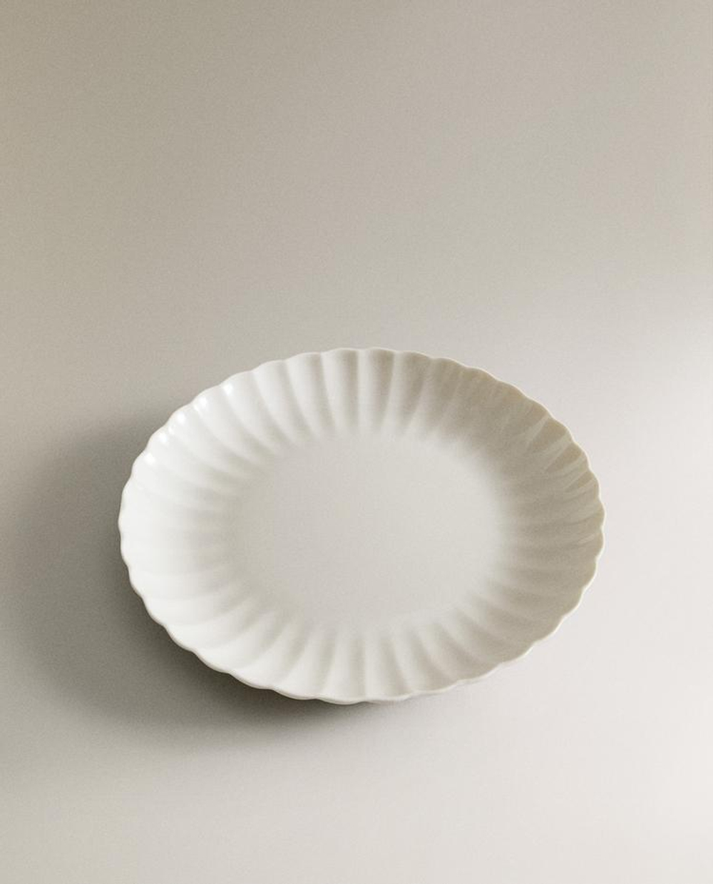 ZARA HOME ДЕСЕРТНАЯ ТАРЕЛКА ИЗ ФАРФОРА С ВОЛНИСТОЙ КРОМКОЙ, БЕЛЫЙ
