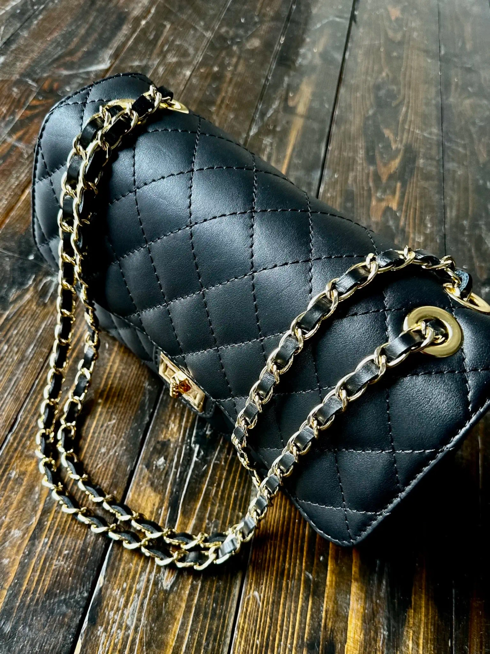 Женская сумка с цепочкой из натуральной кожи черного цвета