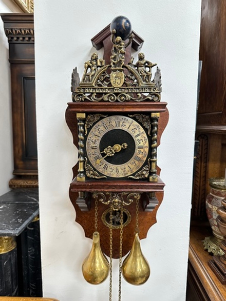 Настенные часы с фигурой Атланта.