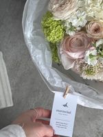 Сборный букет весна из кустовых пионовидных роз, нарциссов, ранункулюсов, вибурнума и скабиозы