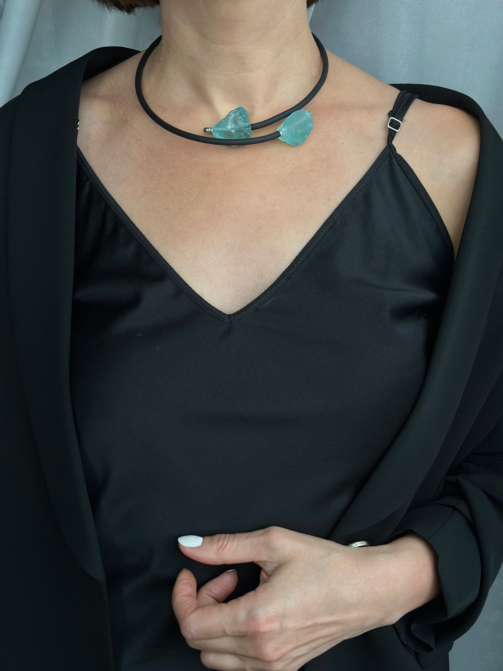 Колье с аквамарином на каучуке. Без застежки.