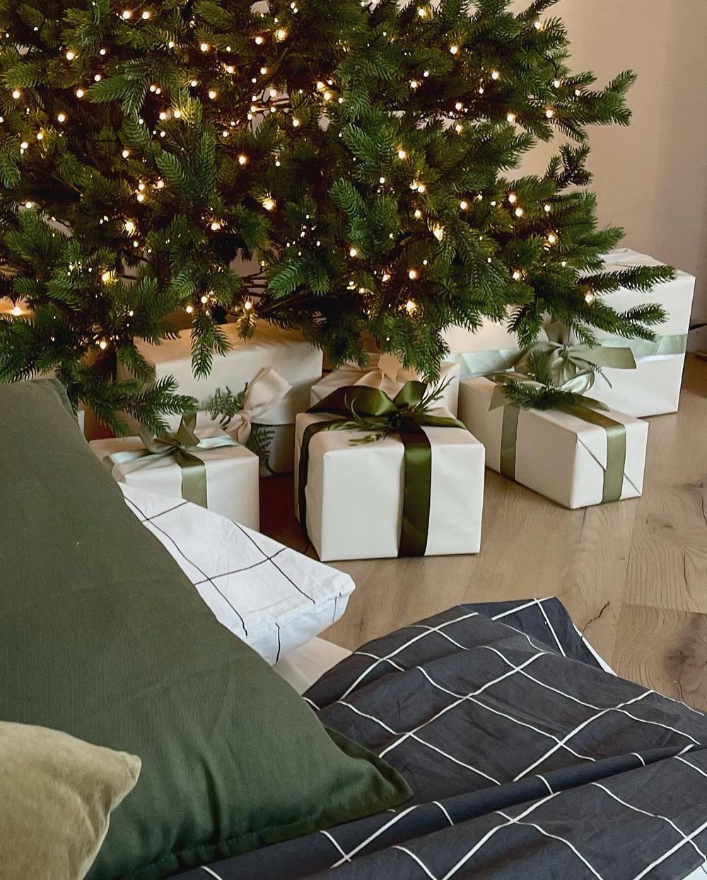 Ель искусственная «Торжественная» (литая хвоя) 180 см / 1,8 м