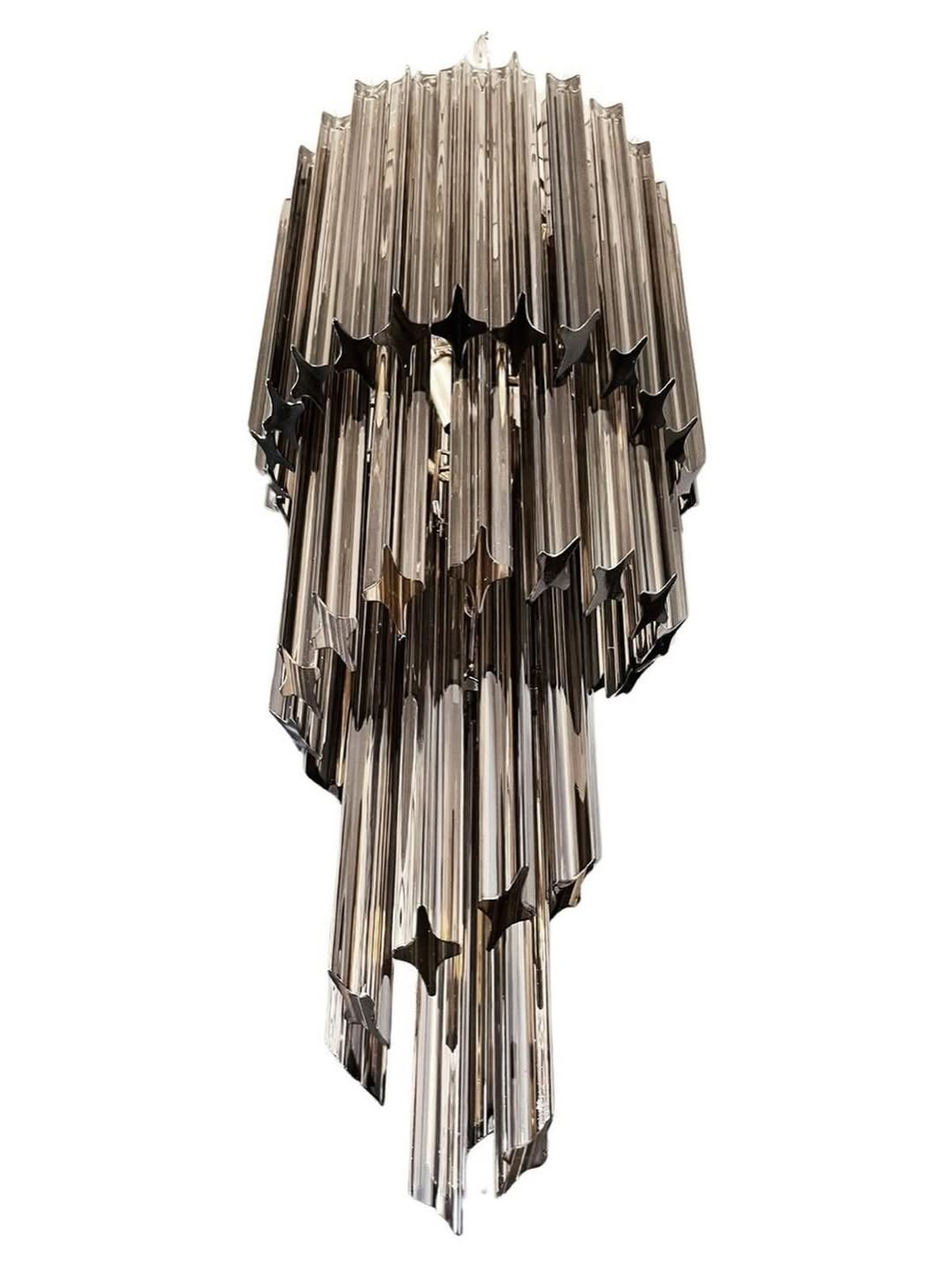 Эффектная подвесная люстра с каскадом вытянутых стеклянных подвесок в дымчатом оттенке.