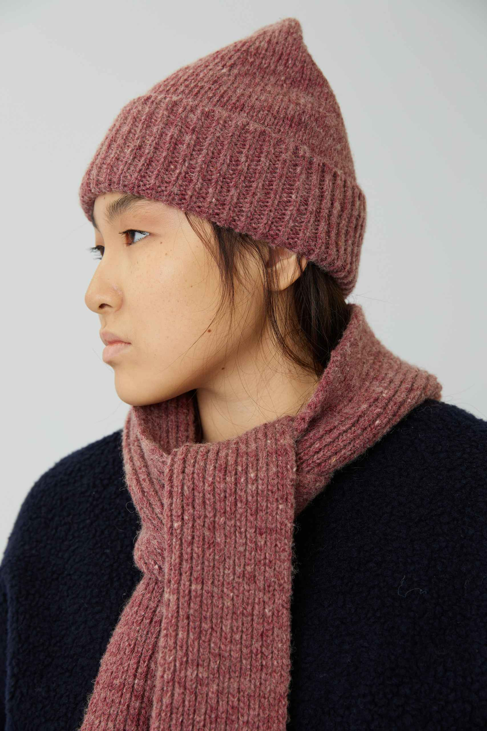 Шапка из шерсти брусничного цвета