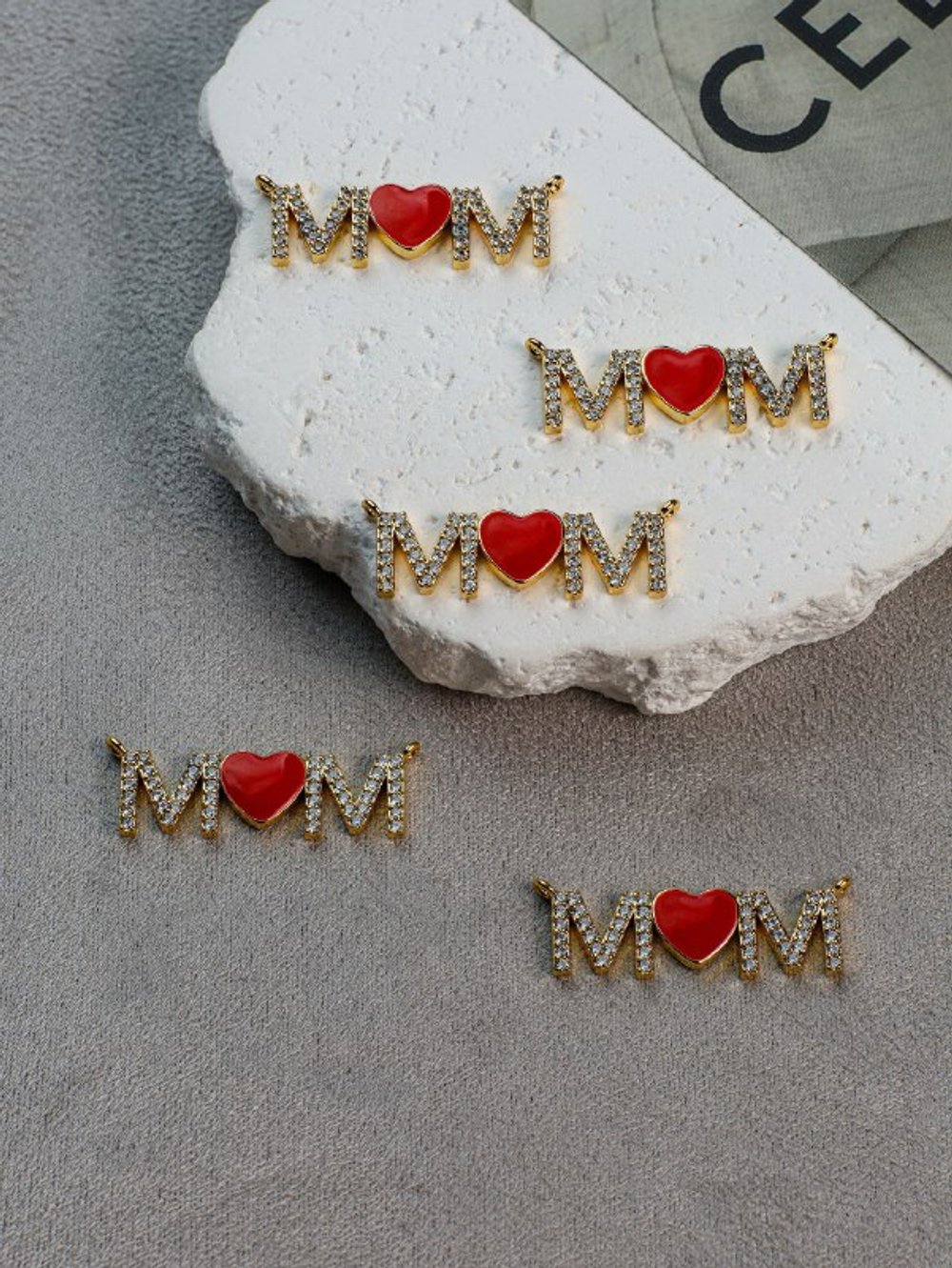 Подвеска "МoM" 31*9 мм, позолота 14k+эмаль+фианиты