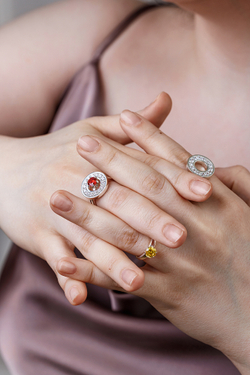 Кольцо из серебра с центральной вставкой из красного фианита