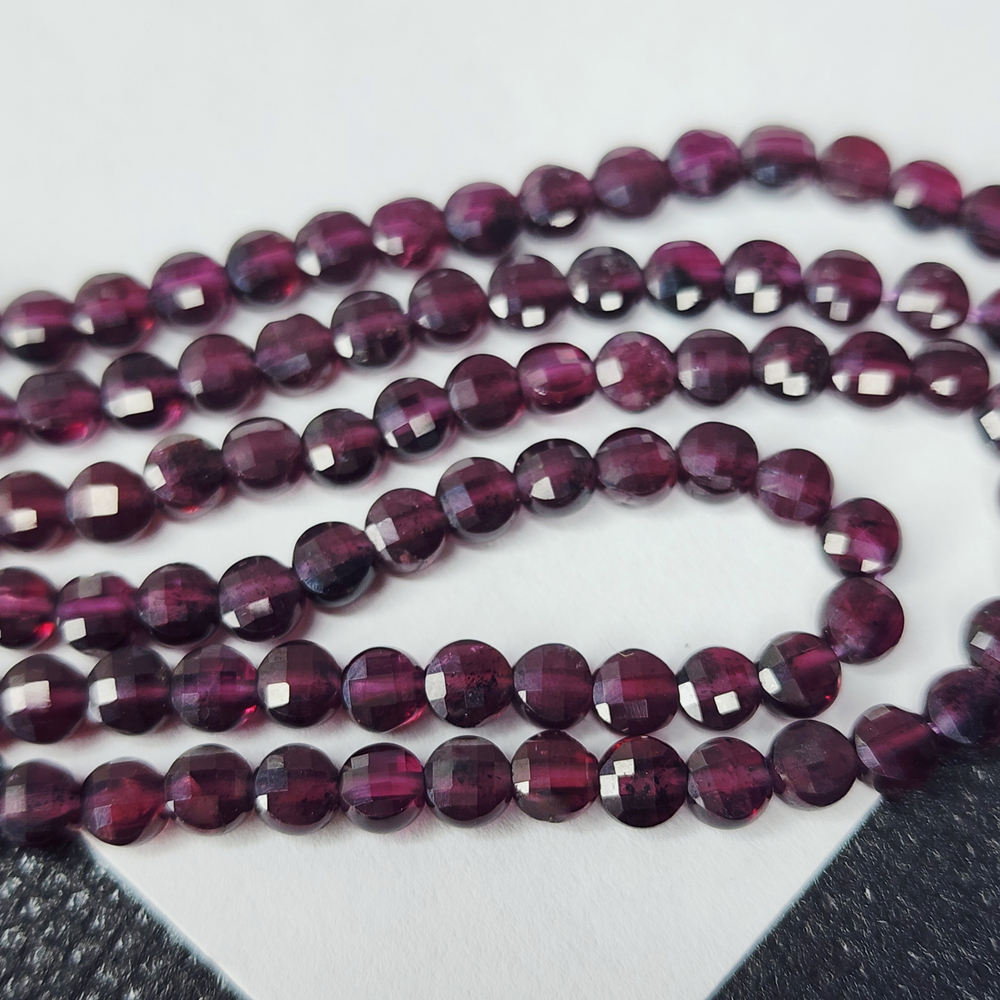 Гранат Родолит, таблетка, огранка, р-р 3.9×2.6мм, цена за нить 19 см