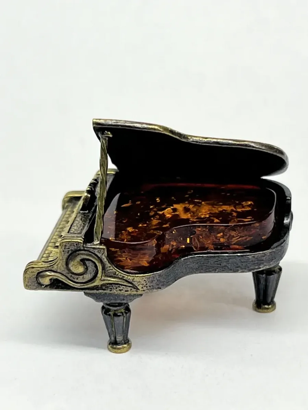 Бронзовая статуэтка на янтаре